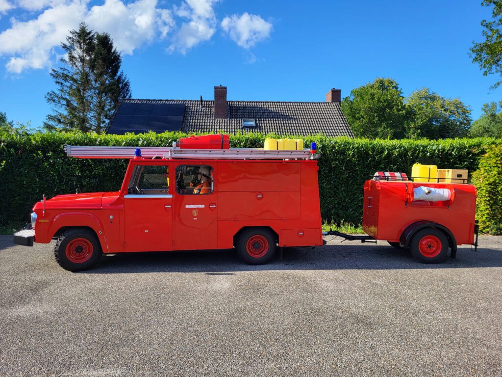 De Mowag en de gerestaureerde aanhanger.